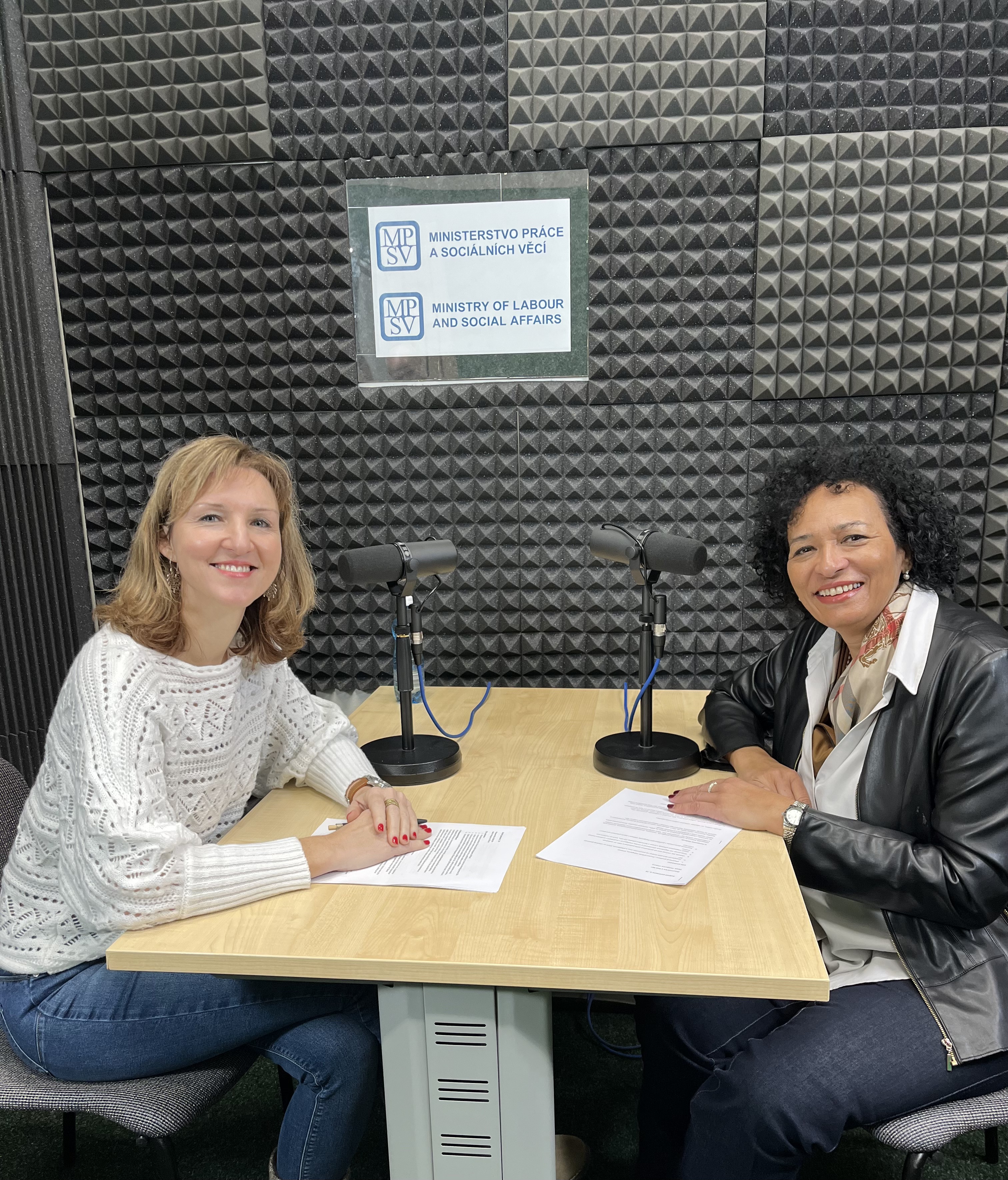 Margareta Křížová a Zuzana Hanáková v nahrávacím studiu podcastu DigiPodcast