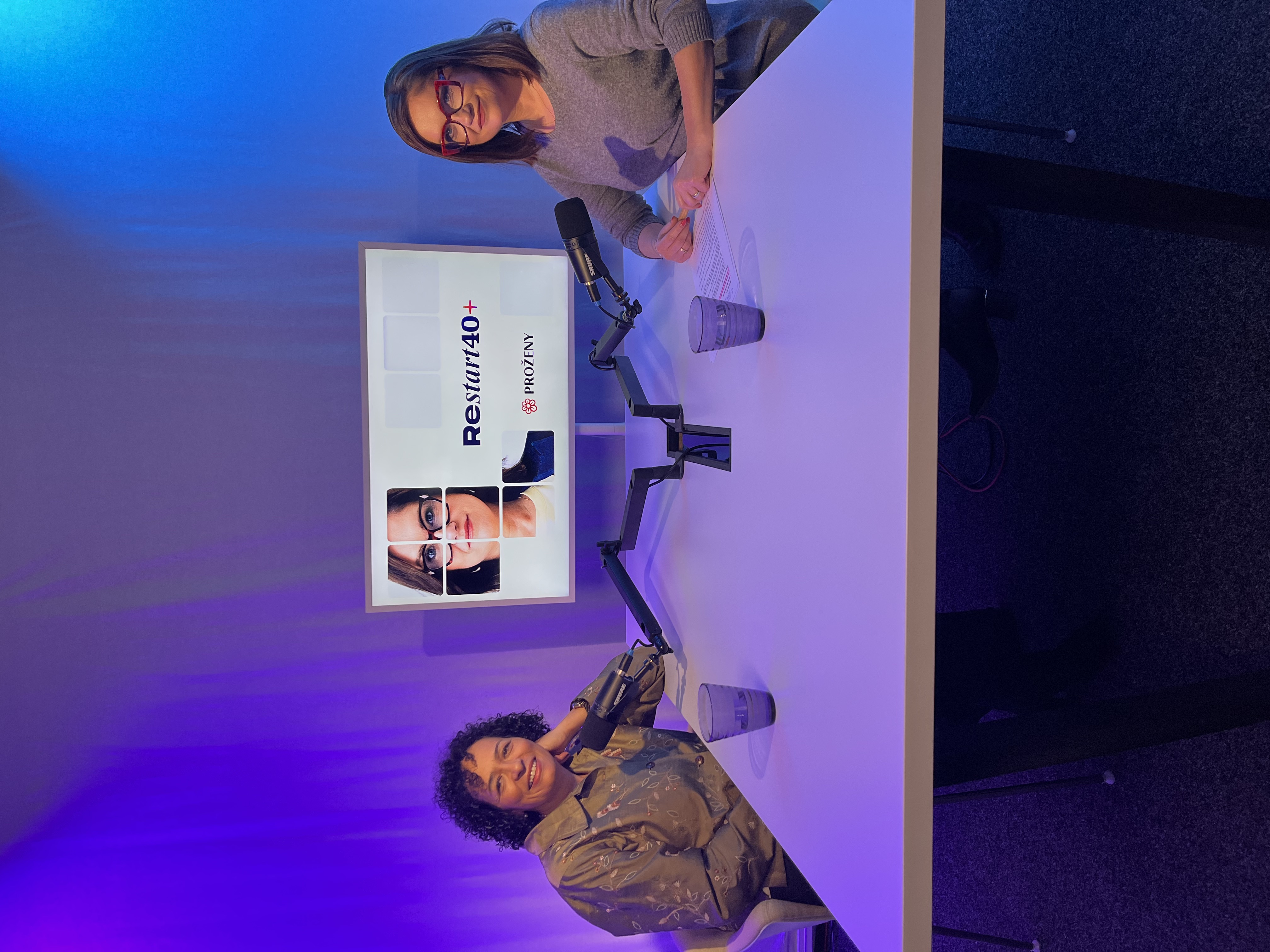 Margareta Křížová a Šárka Volemanová v podcastovém studiu Restart40+ Proženy